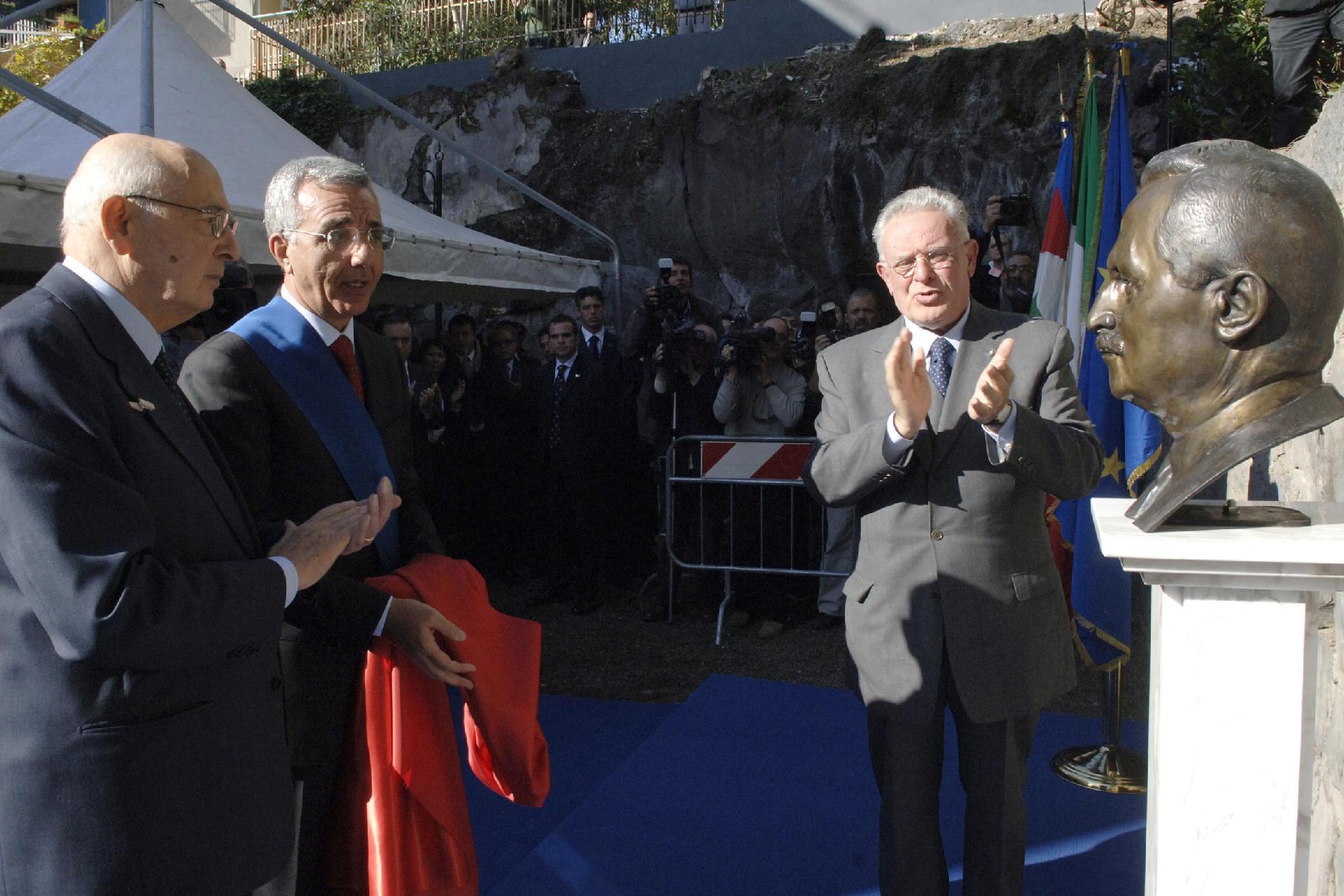 Il Presidente Giorgio Napolitano, nella foto con Riccardo Di Palma, Presidente della Provincia di Napoli e Francesco Paolo Casavola, Presidente Emerito della Corte costituzionale durante la cerimonia di scoprimento del busto bronzeo del Presidente Enrico De Nicola