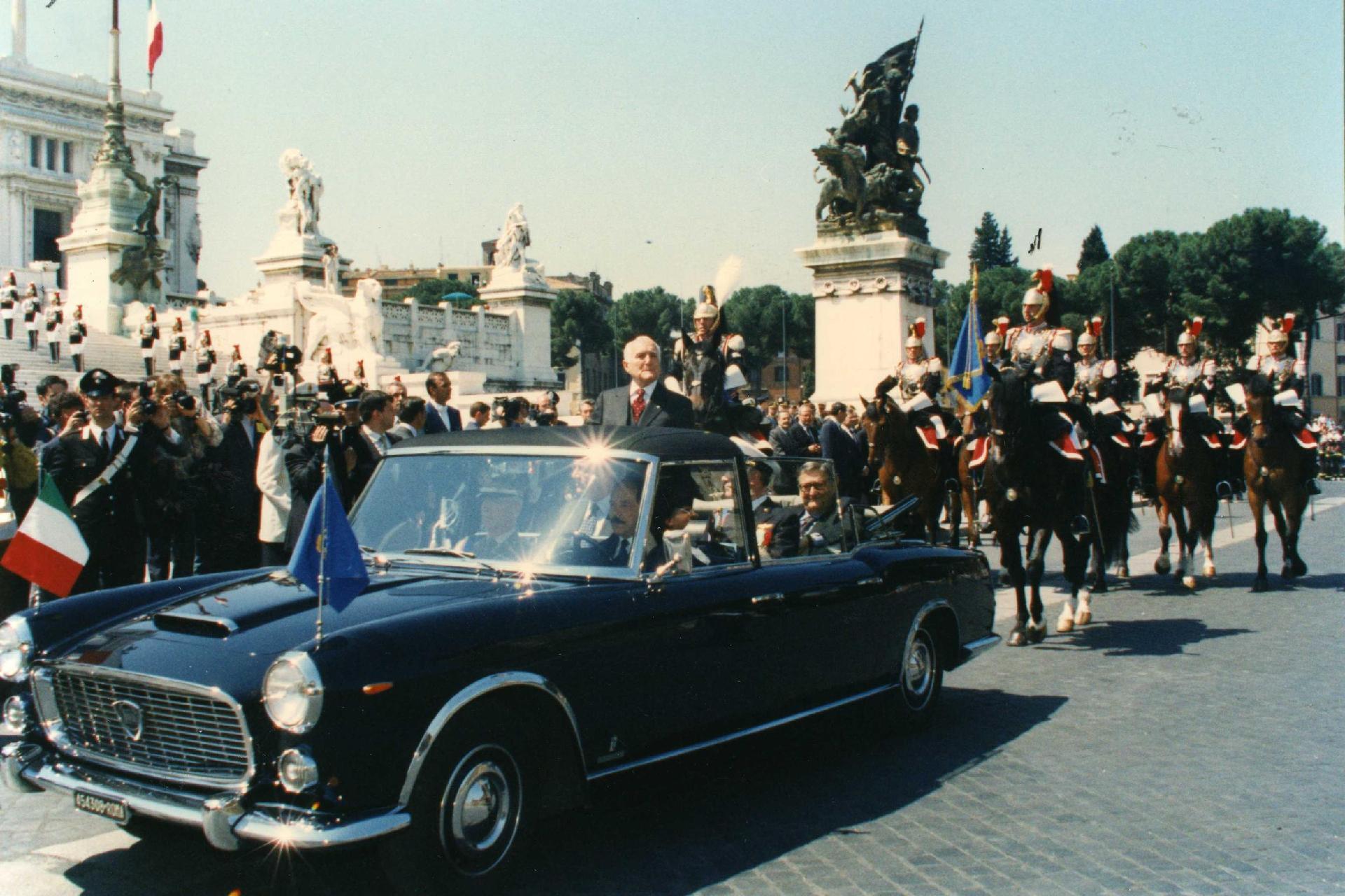 Il Presidente Oscar Luigi Scalfaro nell'automobile presidenziale in piazza Venezia in occasione del Cinquantesimo anniversario della Repubblica. 2 giugno 1996