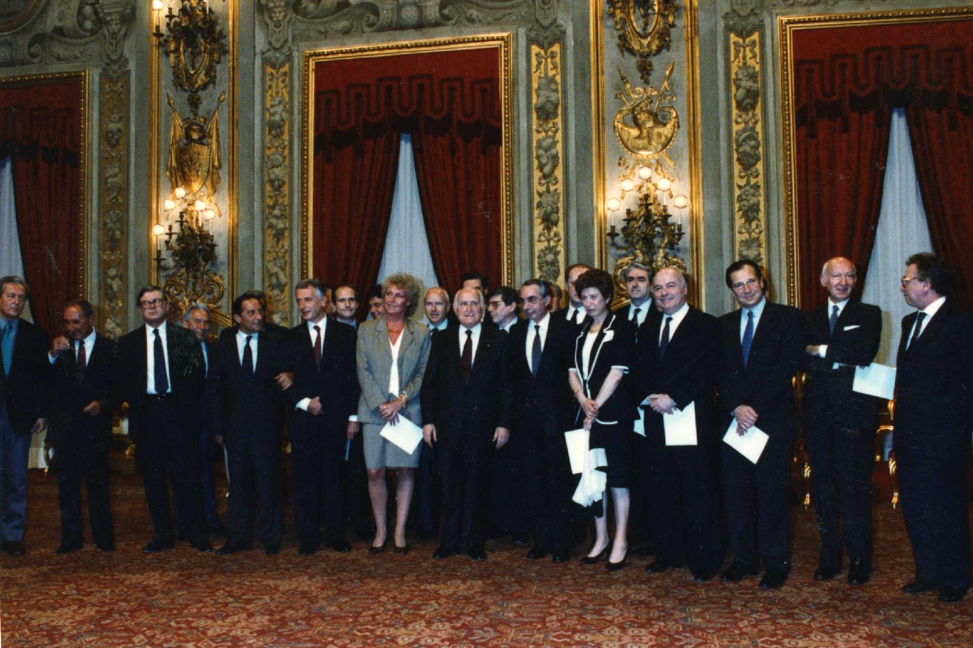 Il Presidente della Repubblica Oscar Luigi Scalfaro con i Ministri del I Governo Amato. Foto di rito nel salone delle Feste