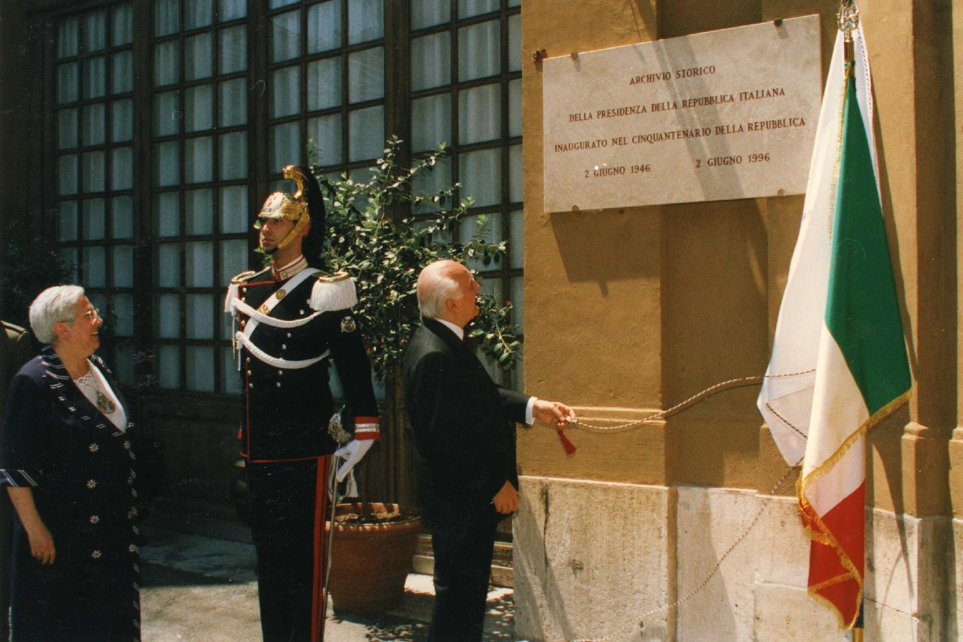 Il Presidente Oscar Luigi Scalfaro inaugura l'Archivio Storico della Presidenza della Repubblica in occasione del cinquantesimo anniversario della nascita della Repubblica. 2 giugno 1996