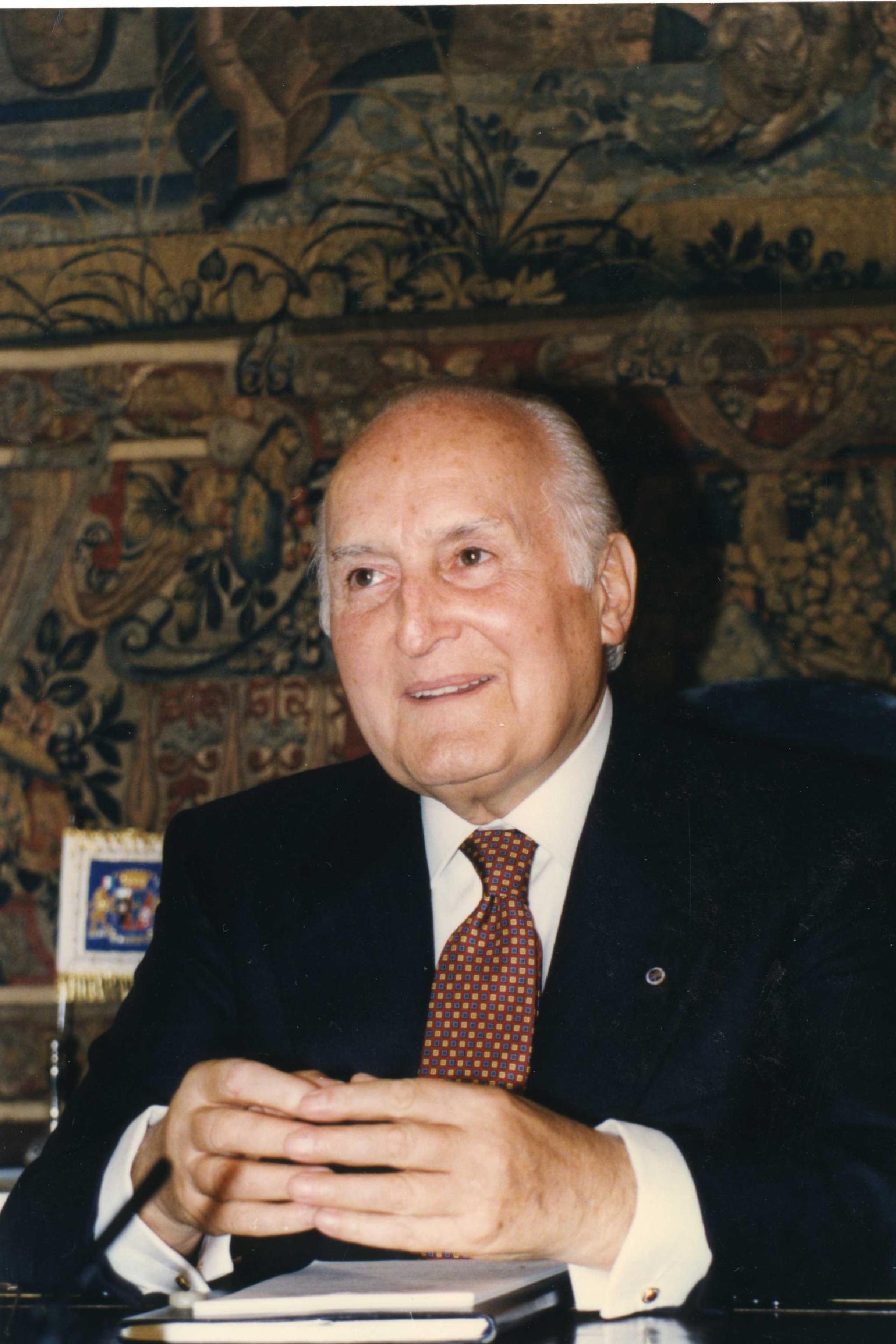 Il Presidente Della Repubblica Oscar Luigi Scalfaro Invia Agli Italiani