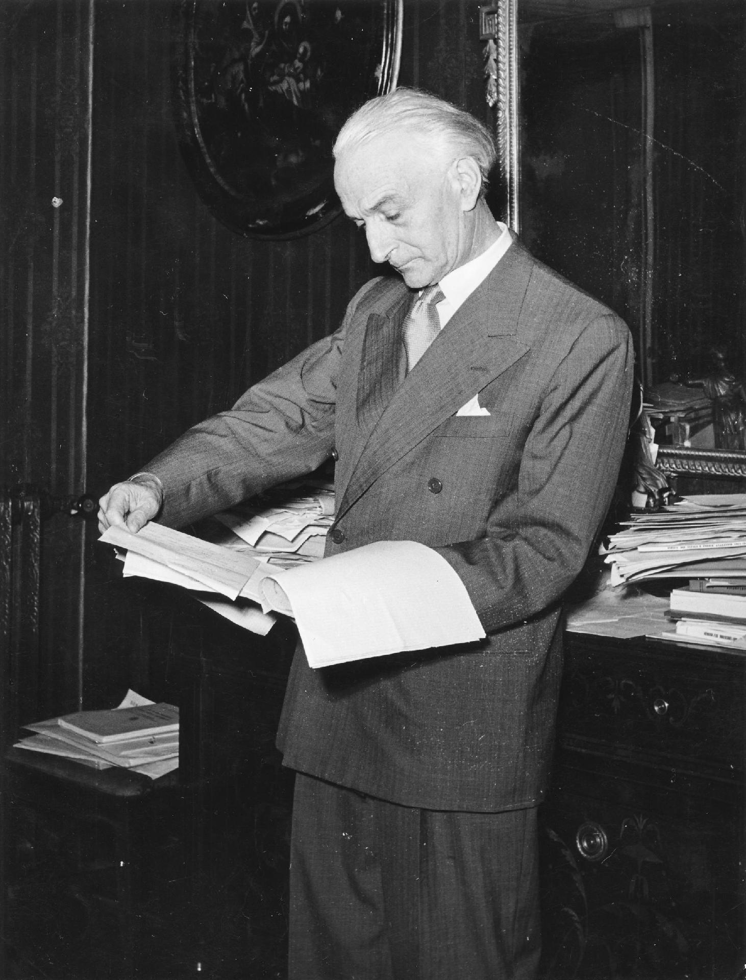 Il Presidente della Repubblica Antonio Segni nel suo studio intento a leggere dei documenti