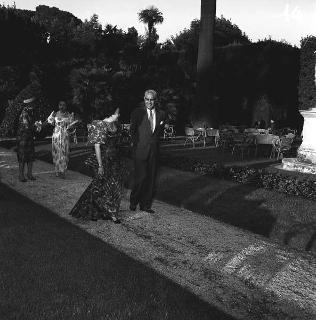 Ricevimento offerto dal Presidente della Repubblica Giovanni Gronchi al Corpo Diplomatico per la Festa Nazionale della Repubblica nei Giardini del Quirinale