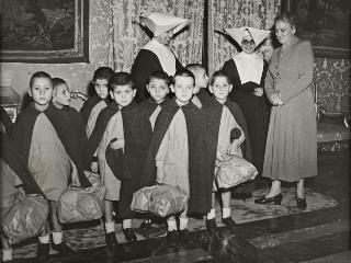 Visita di Ida Einaudi Pellegrini agli orfani di guerra dell'Istituto San Giuseppe di Roma