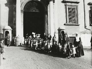 Visita di Ida Einaudi Pellegrini agli orfani di guerra dell'Istituto San Giuseppe di Roma