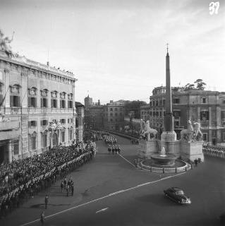Il Presidente della Repubblica Antonio Segni saluta la folla dopo la cerimonia di Giuramento nel Palazzo di Montecitorio