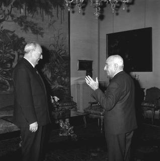 Il Presidente della Repubblica Giuseppe Saragat con il Generale Giuseppe Pizzorno, Presidente dell'Unione nazionale ufficiali in congedo d'Italia, con una delegazione