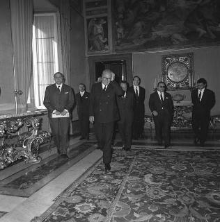 Il Presidente della Repubblica Giuseppe Saragat incontra l' Ambasciatore Pietro Quaroni, Presidente della RAI-TV, con i dirigenti, giornalisti e tecnici che hanno prestato la loro attività in relazione ai viaggi compiuti in Italia e all'estero dal Presidente, nel corso del 1965