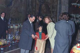 Il Presidente della Repubblica Giuseppe Saragat interviene alla distribuzione dei pacchi dono per la Befana ai figli del personale del Quirinale, è presente la signora Santacatterina