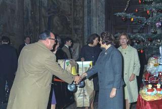 Il Presidente della Repubblica Giuseppe Saragat interviene alla distribuzione dei pacchi dono per la Befana ai figli del personale del Quirinale, è presente la signora Santacatterina