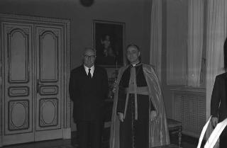 Il Presidente della Repubblica Giuseppe Saragat con Sua Eccellenza Mons. Luigi Bettazzi, nuovo vescovo di Ivrea per il giuramento di rito