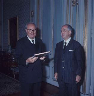 Il Presidente della Repubblica Giuseppe Saragat  con l'avv. Gustavo Marinucci, Presidente dell'Automobil Club d'Italia