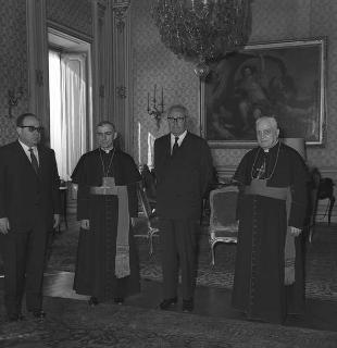 Il Presidente della Repubblica Giuseppe Saragat con Mons. Ersilio Tonini, nuovo vescovo di Macerata e Tolentino: giuramento di rito