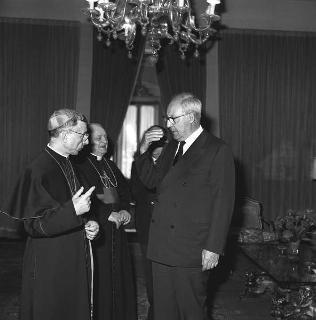 Il Presidente della Repubblica Giuseppe Saragat con Mons. Ersilio Tonini, nuovo vescovo di Macerata e Tolentino: giuramento di rito