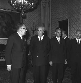 Maurice Schumann, Ministro degli affari esteri francese, accompagnato da Aldo Moro, Ministro degli affari esteri e dagli ambasciatori di Francia a Roma e d'Italia a Parigi