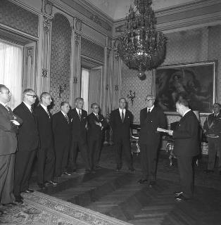 Il Presidente della Repubblica Giuseppe Saragat con Franco Restivo, Ministro dell'interno, con i prefetti di nuova nomina