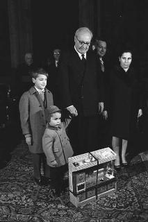 Distribuzione della &quot;Befana 1971&quot; ai figli dei dipendenti del Segretariato Generale della Presidenza della Repubblica.