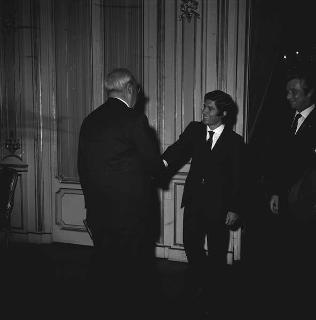Il Presidente della Repubblica Giuseppe Saragat incontra Giacomo Agostini, campione mondiale di motociclismo, insignito dell'onorificenza di &quot;Cavaliere Ufficiale&quot; dell'OMRI, accompagnato dal Conte Corrado Agusta, Presidente della &quot;M.V.Agusta&quot;
