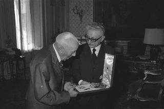 Il Presidente della Repubblica Giovanni Leone con Giovanni Spagnolli, Presidente del Senato e il pittore Vittorio Casetti Albani