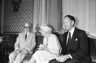 Signora Lilian Carter, madre del Presidente USA, con Richard Gardner, ambasciatore degli Usa in Italia