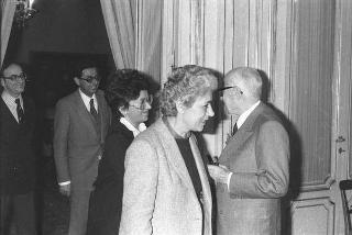 Il Presidente della Repubblica Sandro Pertini riceve Maria Eletta Martini, vice presidente della Camera dei Deputati, con una delegazione di donne parlamentari, in occasione della Festa della donna