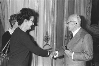 Il Presidente della Repubblica Sandro Pertini riceve Maria Eletta Martini, vice presidente della Camera dei Deputati, con una delegazione di donne parlamentari, in occasione della Festa della donna