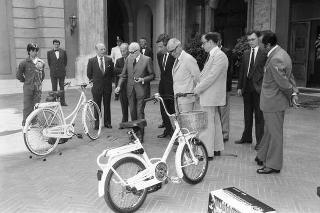 Franco Agrati, presidente del Gruppo industriale Agrati Garelli, con una delegazione, per presentare il nuovo modello ausiliario per biciclette &quot;Mosquito&quot;