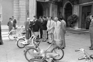 Franco Agrati, presidente del Gruppo industriale Agrati Garelli, con una delegazione, per presentare il nuovo modello ausiliario per biciclette &quot;Mosquito&quot;