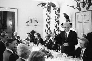 Il Presidente della Repubblica Francesco Cossiga durante la colazione offerta agli ambasciatori dei Paesi membri delle Comunità Europee a Castelporziano