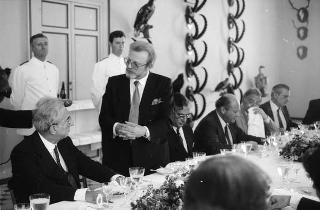 Il Presidente della Repubblica Francesco Cossiga durante la colazione offerta agli ambasciatori dei Paesi membri delle Comunità Europee a Castelporziano