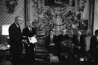 Il Presidente della Repubblica Francesco Cossiga riceve Vittore Catella, presidente dell'Istituto Nastro Azzurro, con i componenti il Consiglio nazionale