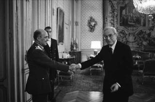 Il Presidente della Repubblica Francesco Cossiga riceve la visita del Gen. Roberto Jucci, comandante generale dell'Arma dei Carabinieri