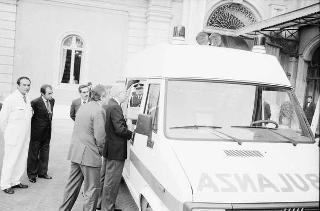 Il Presidente della Repubblica Francesco Cossiga durante la consegna, da parte della FIAT, di un'ambulanza al Segretariato generale della Presidenza della Repubblica