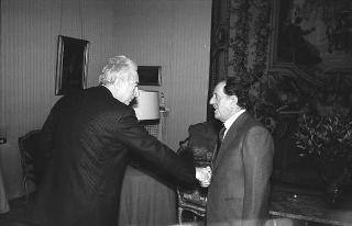 Il Presidente della Repubblica Francesco Cossiga riceve Franco Viezzoli, presidente dell'ENEL, con Luigi Benedetti