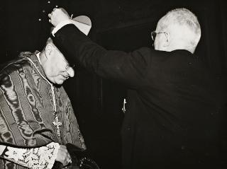 Cerimonia della imposizione della berretta cardinalizia da parte del Presidente della Repubblica al Nunzio apostolico in Italia S.E. Rev.ma Monsignor Bongoncini Duca elevato alla Sacra Porpora nel Concistoro segreto del 12 gennaio 1953