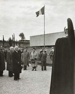 Intervento del Presidente della Repubblica Luigi Einaudi alle manifestazioni commemorative per il decennale dell'eccidio delle Fosse Ardeatine (Roma, Mausoleo alle Fosse Ardeatine)
