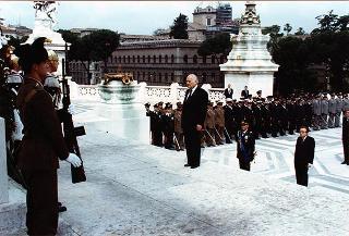 Roma. Deposizione di corona d'alloro all'Altare della Patria e incontro col sindaco Franco Carraro a Piazza Venezia