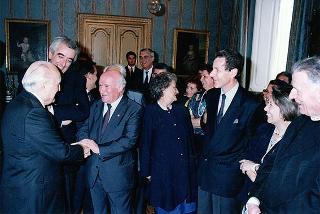 Incontro del Presidente della Repubblica Oscar Luigi Scalfaro con una delegazione della Famiglia Legnanese, in occasione del 40° anniversario di fondazione