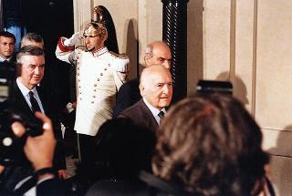 Il Presidente della Repubblica Oscar Luigi Scalfaro  durante l'incontro con la stampa dopo il secondo giro di consultazioni