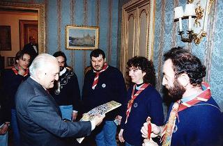 Incontro del  Presidente della Repubblica Oscar Luigi Scalfaro con Don Paolo Azzini e un gruppo di Scout della Parrocchia S. Maria Assunta di Ostiglia