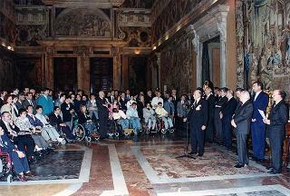 Vittorio Fleischner e Vincenzo Cassera, Presidente e vice Presidente del Centro internazionale ricerche per l'autosufficienza degli handicappati, con una delegazione di disabili