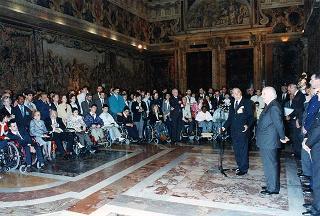 Vittorio Fleischner e Vincenzo Cassera, Presidente e vice Presidente del Centro internazionale ricerche per l'autosufficienza degli handicappati, con una delegazione di disabili