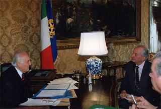 Il Presidente della Repubblica Oscar Luigi Scalfaro riceve in udienza Giovanni Ruggeri, presidente dell'Istituto Poligrafico e Zecca dello Stato