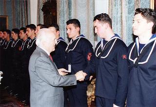 Il Presidente della Repubblica Oscar Luigi Scalfaro incontra una delegazione di ufficiali e marinai della Compagnia servizi d'onore della Marina Militare, in servizio di guardia d'onore al Palazzo del Quirinale