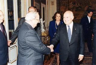 Il Presidente della Repubblica Oscar Luigi Scalfaro incontra Izraak Navon, ex Presidente dello Stato d'Israele, con Aviezer Pazner, ambasciatore d'Israele a Roma