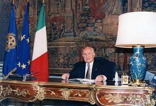 Il Presidente della Repubblica Oscar Luigi Scalfaro durante la trasmissione in diretta del messaggio di fine anno agli italiani