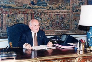 Il Presidente della Repubblica Oscar Luigi Scalfaro durante la trasmissione in diretta del messaggio di fine anno agli italiani