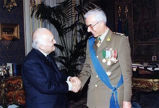 Il Presidente della Repubblica Oscar Luigi Scalfaro riceve la visita del Generale di Corpo d'Armata Rolando Mosca Moschini, nuovo Comandante generale della Guardia di Finanza