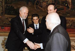 Incontro del Presidente della Repubblica Oscar Luigi Scalfaro con l'on. avv. Roberto Pinza, sottosegretario di Stato al tesoro, con i componenti il Comitato per l'Euro