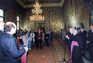 Il Presidente della Repubblica Oscar Luigi Scalfaro incontra Mons. Angelo Buda, parroco di S. Maria in Calisese (Forlì), con una delegazione di partecipanti al Festival musicale per bambini &quot;Canarini d'oro&quot;